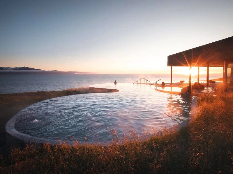 island-husavik-geosea-thermalbad-sonnenuntergang-landschaft