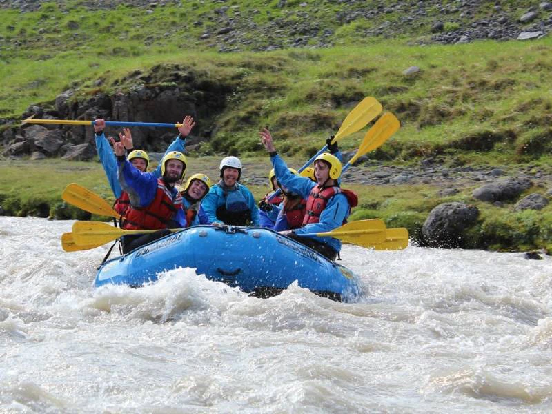 Raften auf einem Fluss in Island