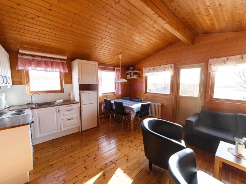 island-snaefellsnes-familien-hotel-cottage-kueche-wohnzimmer