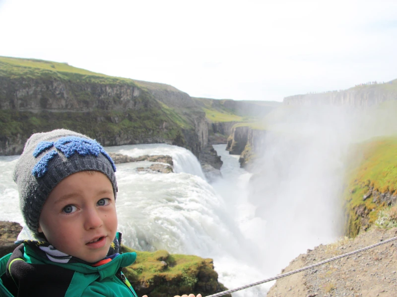 Gulfoss Wasserfall und ein kleiner Junge