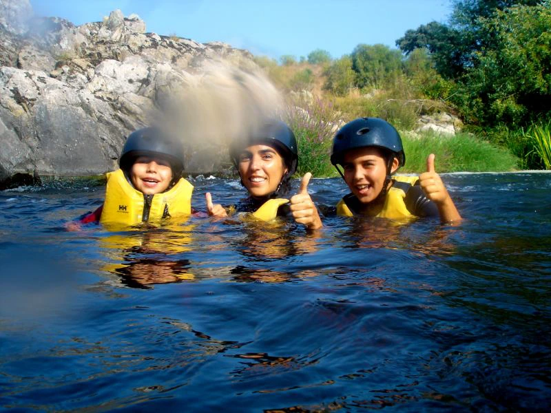 Schwimmende Kinder in Portugal