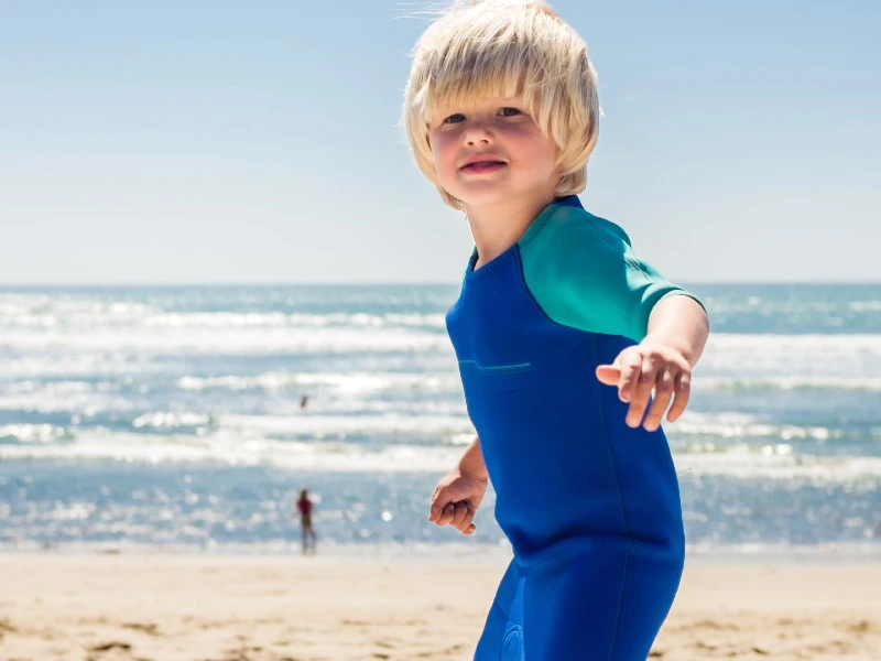 Junge beim Surfen in Portugal