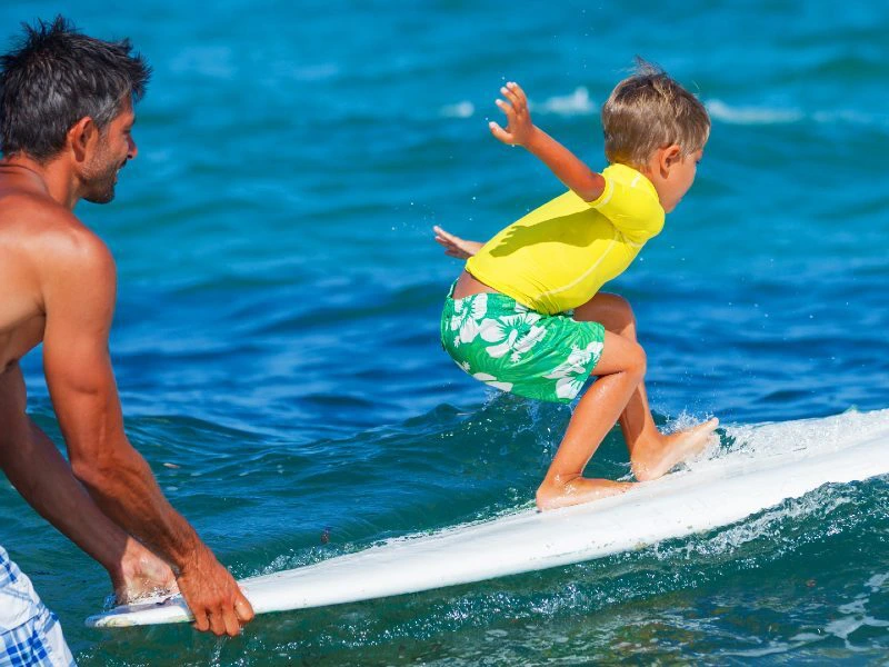Junge beim Surfen in Portugal