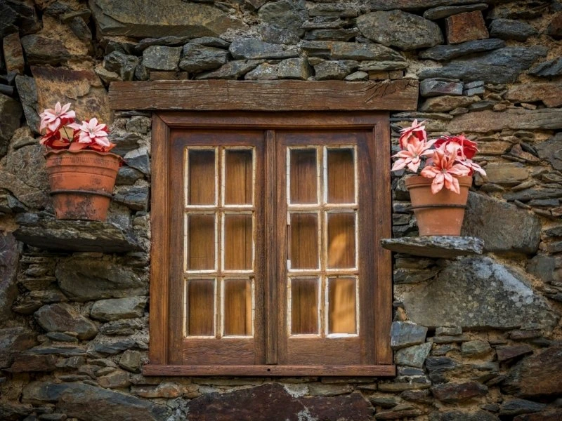 details-von-haus-in-schist-dorf-porutgal