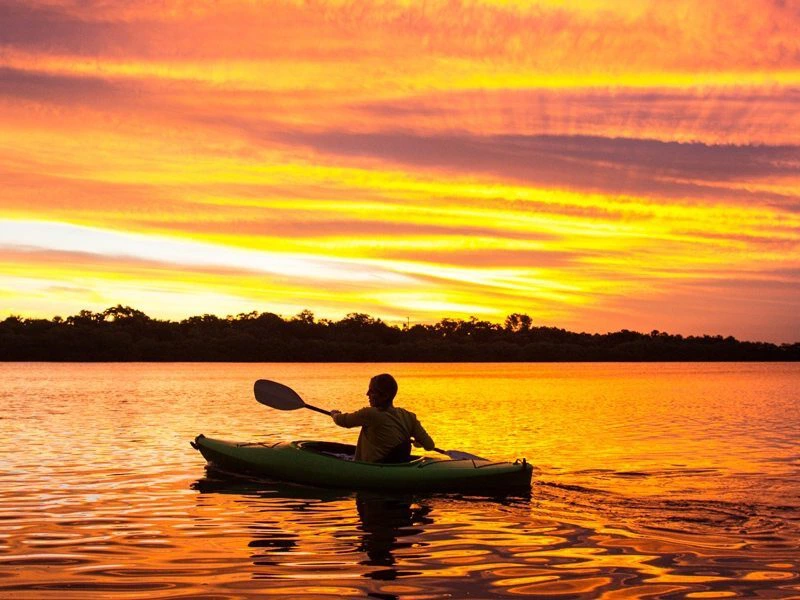 Kajaken mit Kindern im Portugal beim Sonnenuntergang