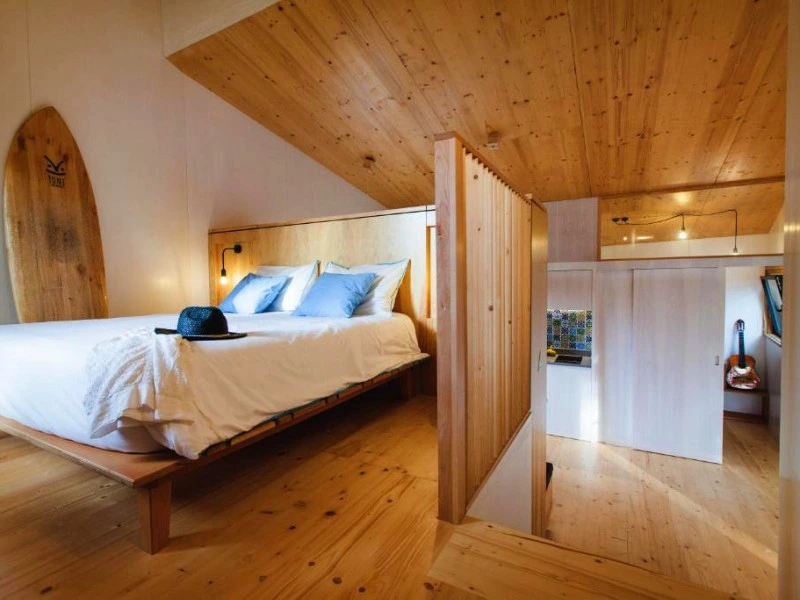 großzügiges Schlafzimmer in Peniche