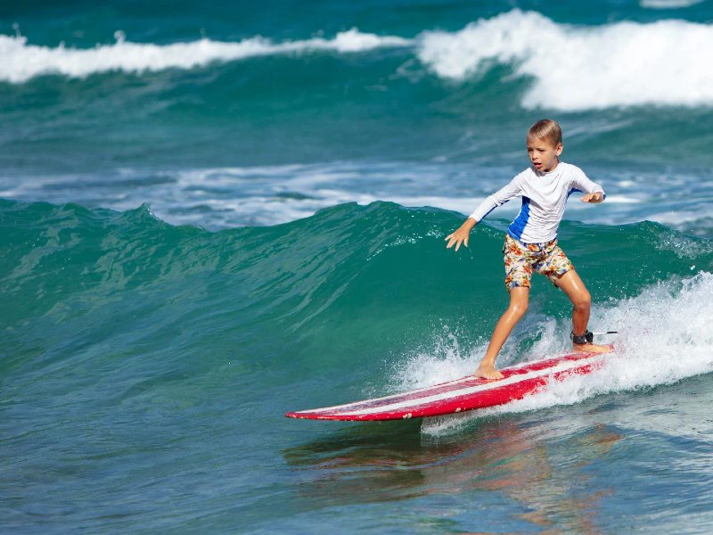Junge beim Surfen in Portugal