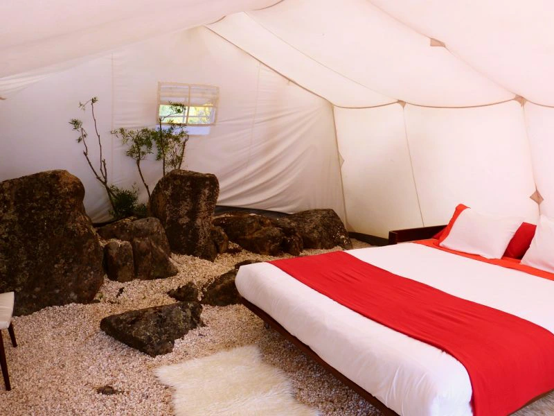 Komfortables Bett beim Glamping