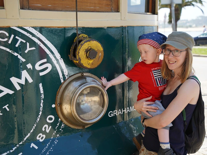 Frau mit Kind in Portugal