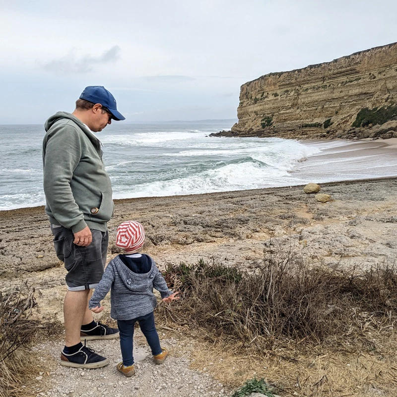 Familie in Portugal an der Felsalgarve