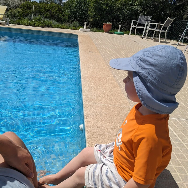 Kind am Pool in Portugal