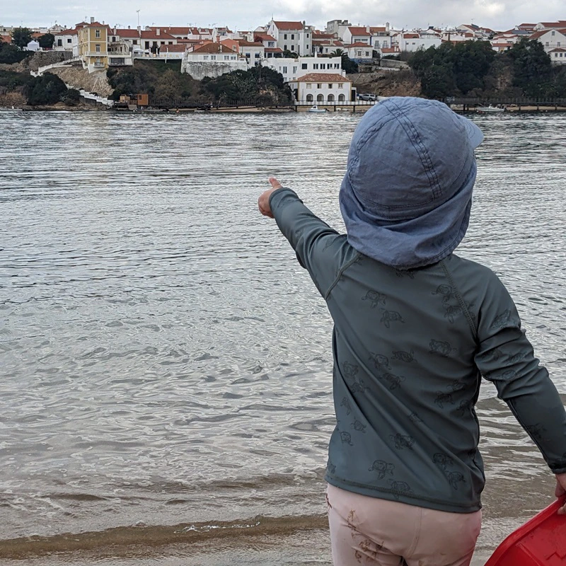 Kind am Strand von Portugal