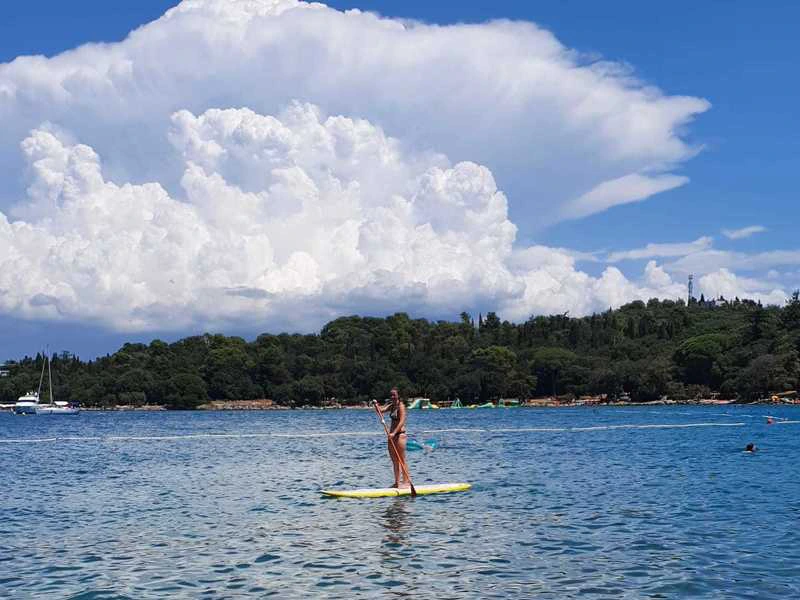 Frau beim Standup Paddeln