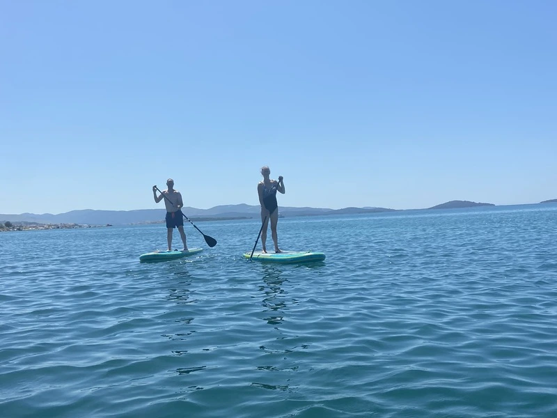 Mann und Frau beim Standup Paddeln