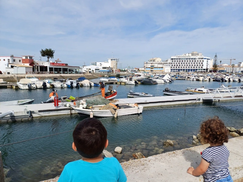 Hafen in Faro mit Kindern