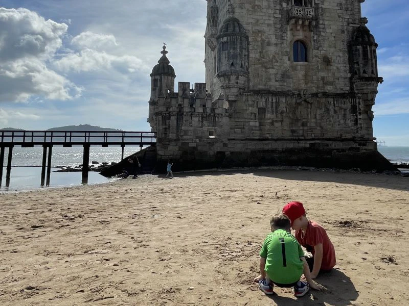 Kinder spielen am Torre de Belem, Portugal