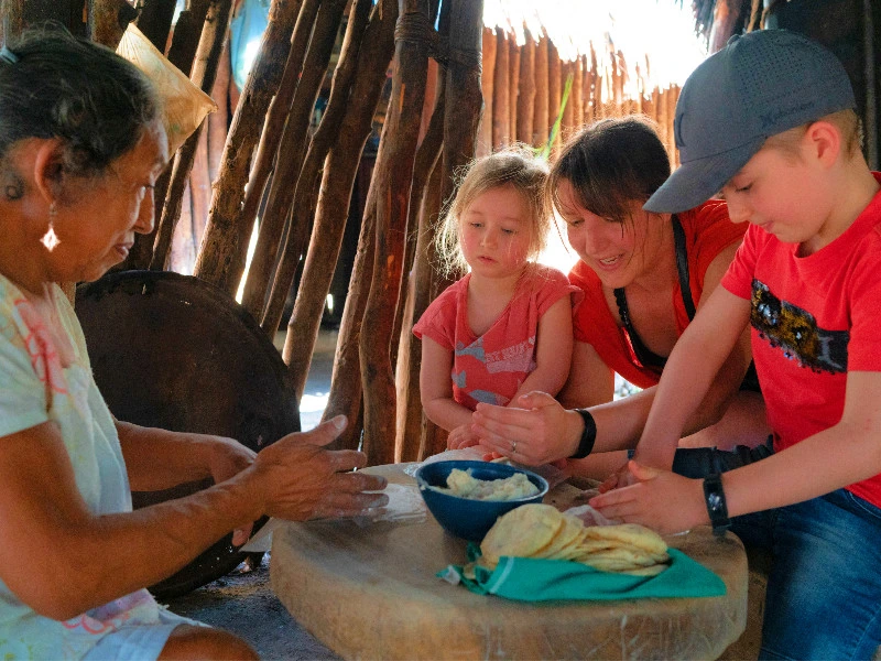Familie bereitet Essen zu in Mexiko