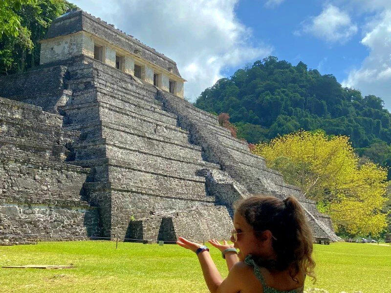 Kind vor Ruine in Palenque in Mexiko