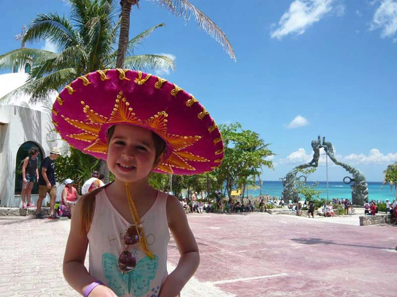 Kind trägt einen Sombrero in Mexiko