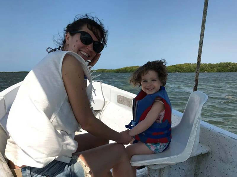 Familie auf einem Boot in Rio Lagartos in Mexiko