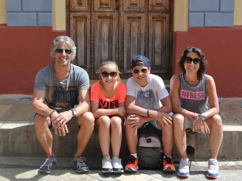 Familie sitzt auf Bordstein in Mexiko