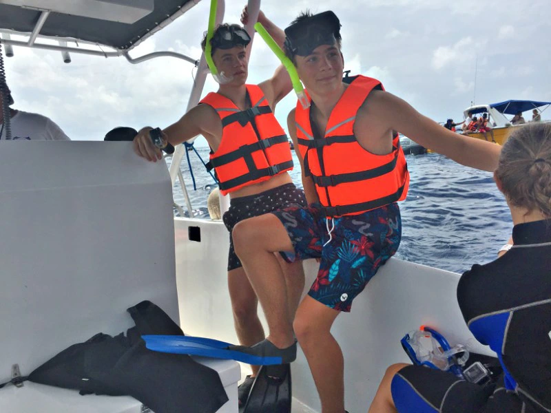 Schnorchler auf Boot auf Holbox in Mexiko