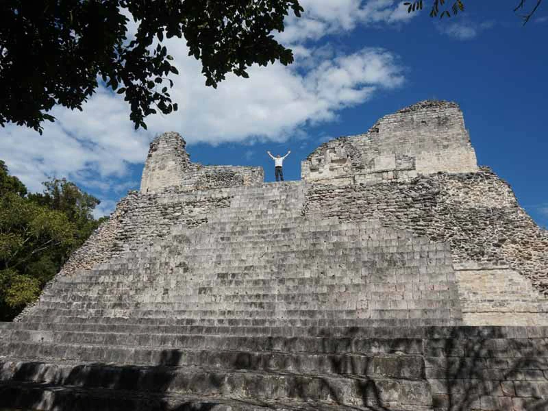 Person auf Tempel in Calakmul in Mexiko