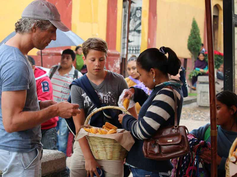 Familie auf dem Markt in San Cristobal in Mexiko