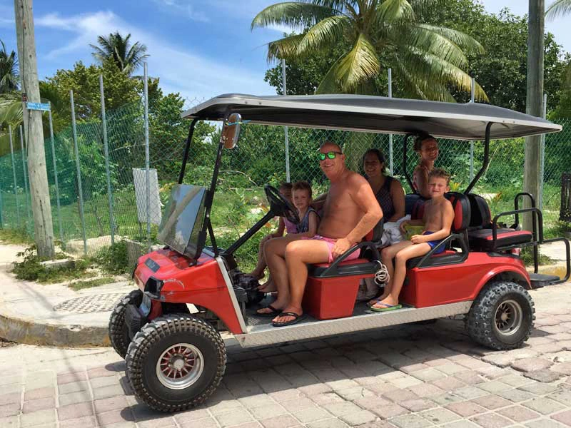 Familie auf Buggy in Mexiko