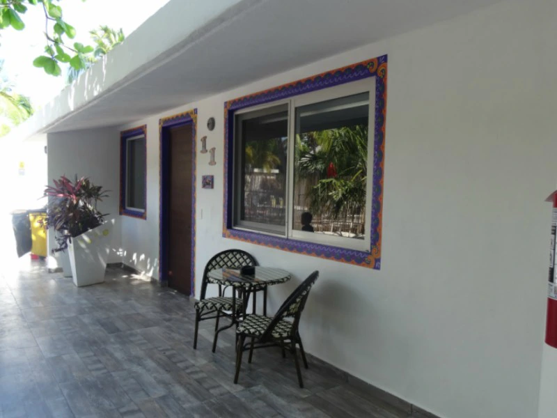 Stuehle vorm Zimmer vom Hotel auf Isla Mujeres in Mexiko