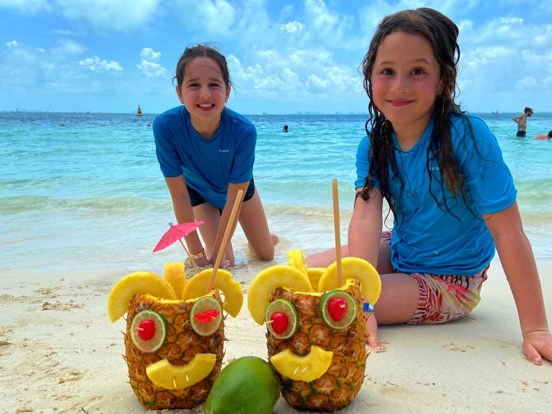 Kinder am Strand in Mexiko