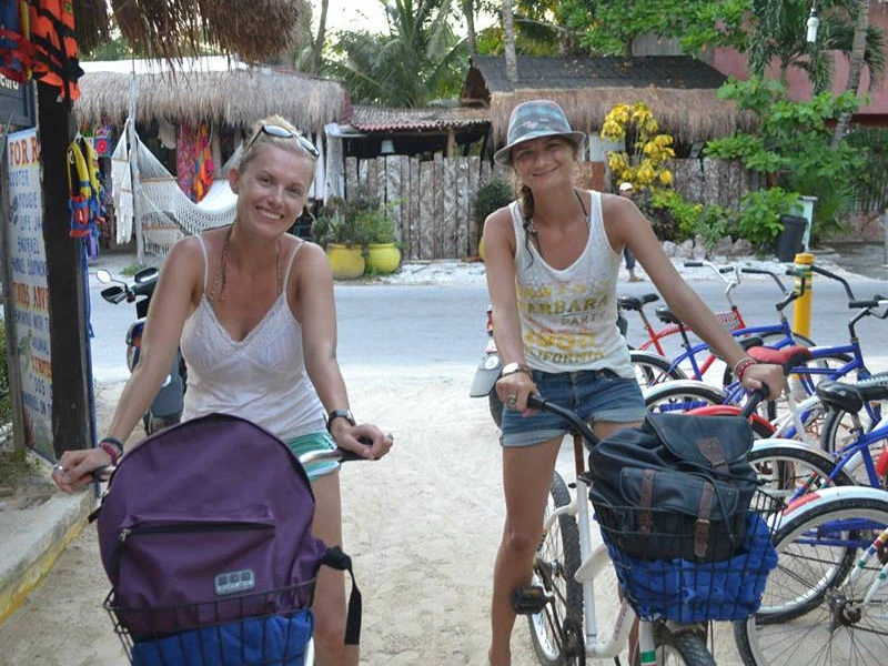 Frauen auf Fahrrad in Tulum in Mexiko