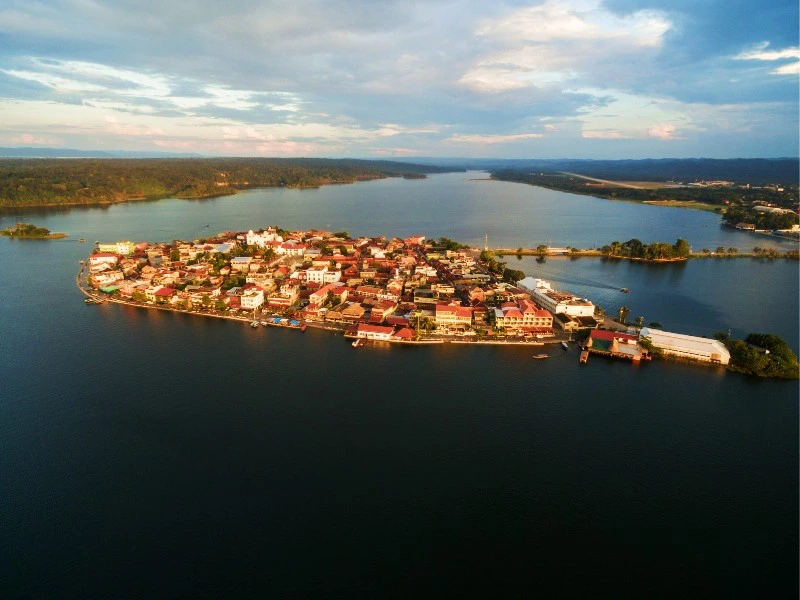 Flores im Petén-Itzá-See in Guatemala
