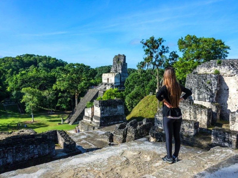 Frau am Tikal-Maya-Tempel in Guatemala