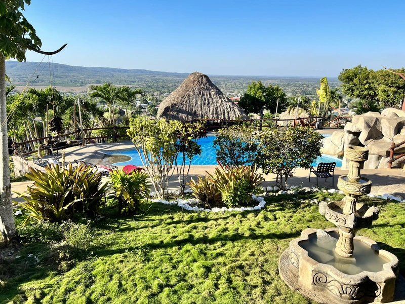 Außenanlage mit Pool am Hotel