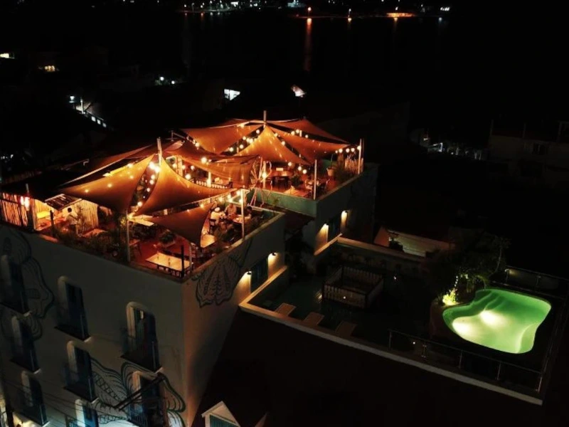 Beleuchtete Dachterrasse bei Nacht in Flores in Guatemala