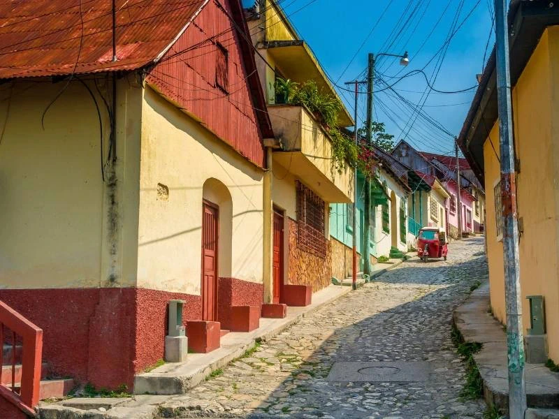 Straße in Flores in Guatemala