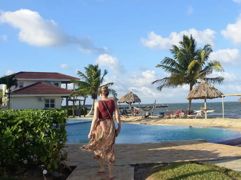 Hopkins, Belize - Frau am Pool