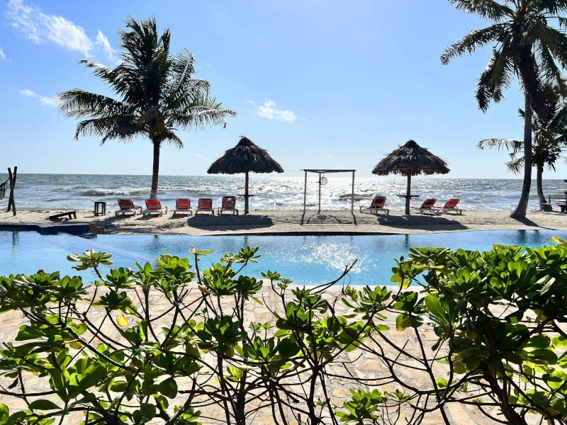 Pool und Strand in Hopkins, Belize