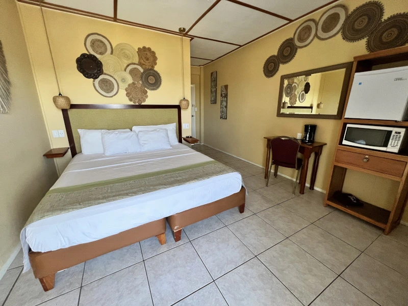 Hotelzimmer mit Minikühlschrank und Mikrowelle