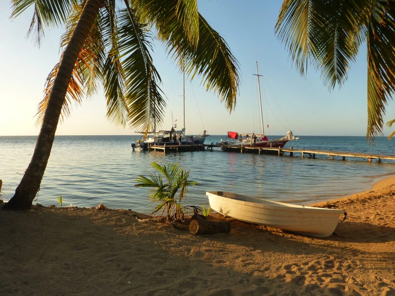 Boote legen an einer kleinen Insel an.