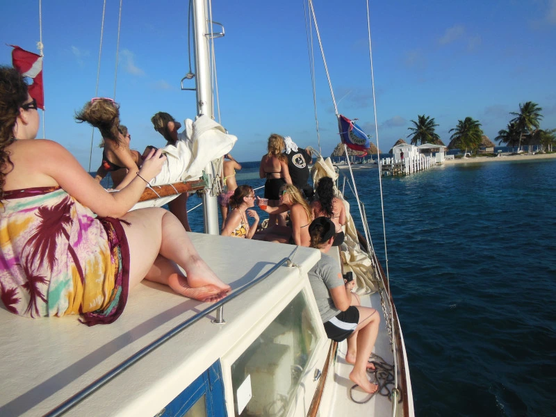 Reisegruppe auf einem Segelboot