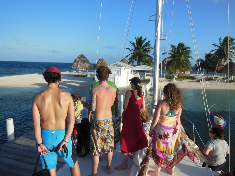 Reisegruppe auf einem Segelboot