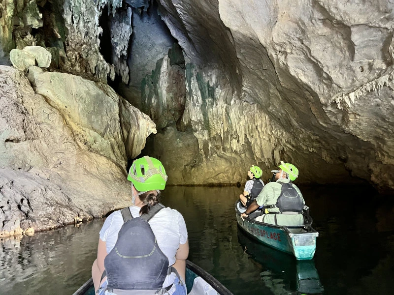 Mit Kajaks die Höhle erkunden