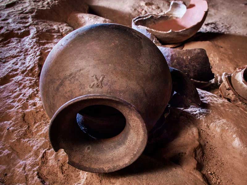 Antikes Gefäß in einer Höhle