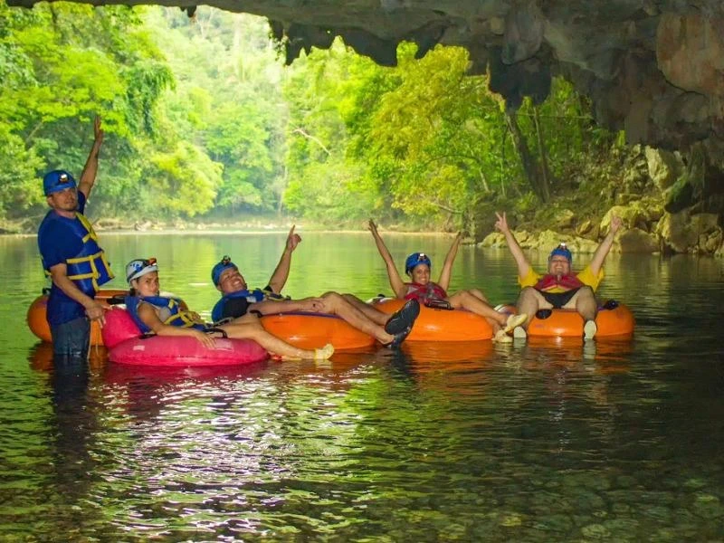 Gruppe in Tubes vor einer Höhle