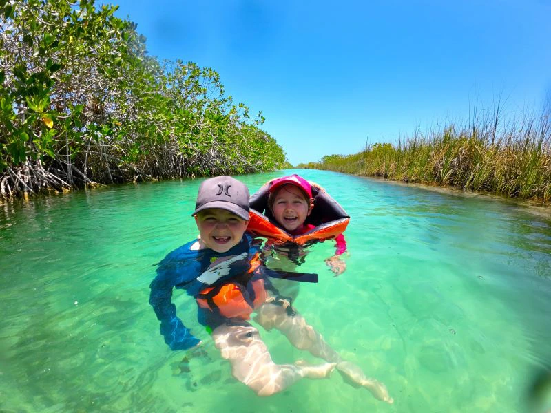 Kinder beim Baden in Bacalar in Mexiko