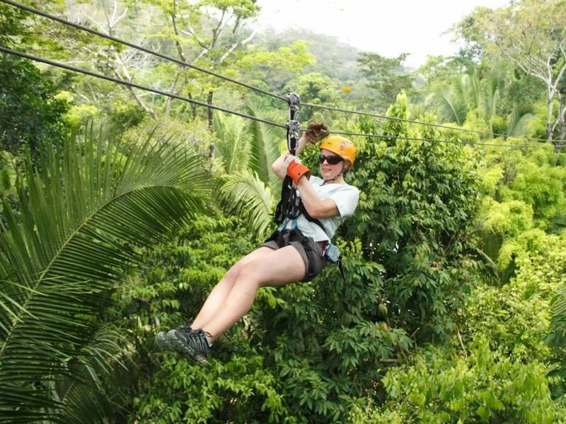 Person beim Ziplining durch den Dschungel