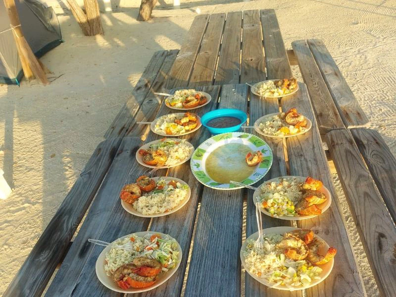 Essenstisch während Segeltour in Belize