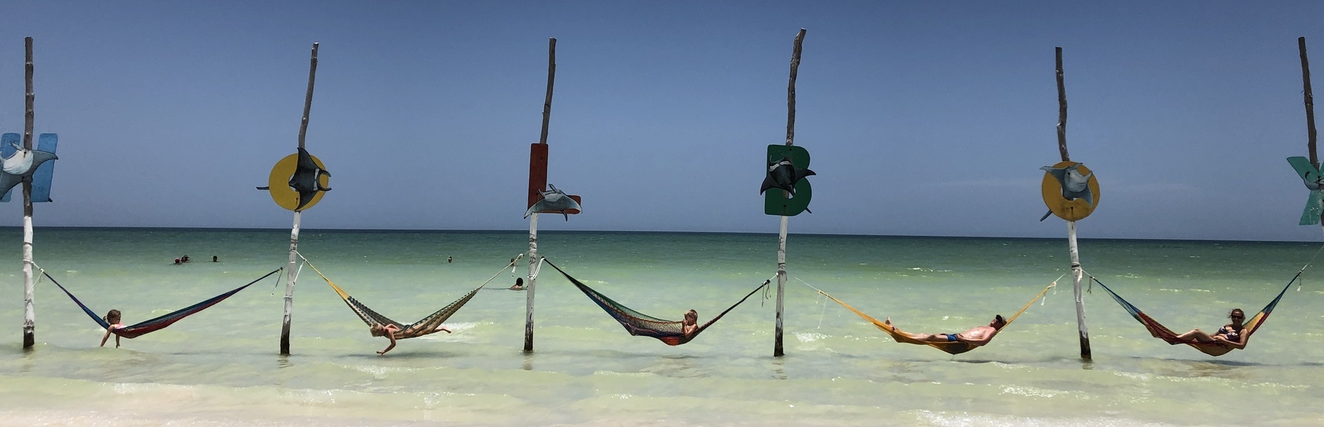 Familie in Hängematten auf Holbox